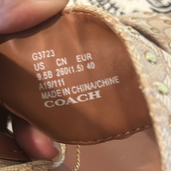 ✨ Coach Rylie Heeled Sandals Jacquard Monogram Signature Beige Neutral Studded ✨ - Picture 8 of 8
